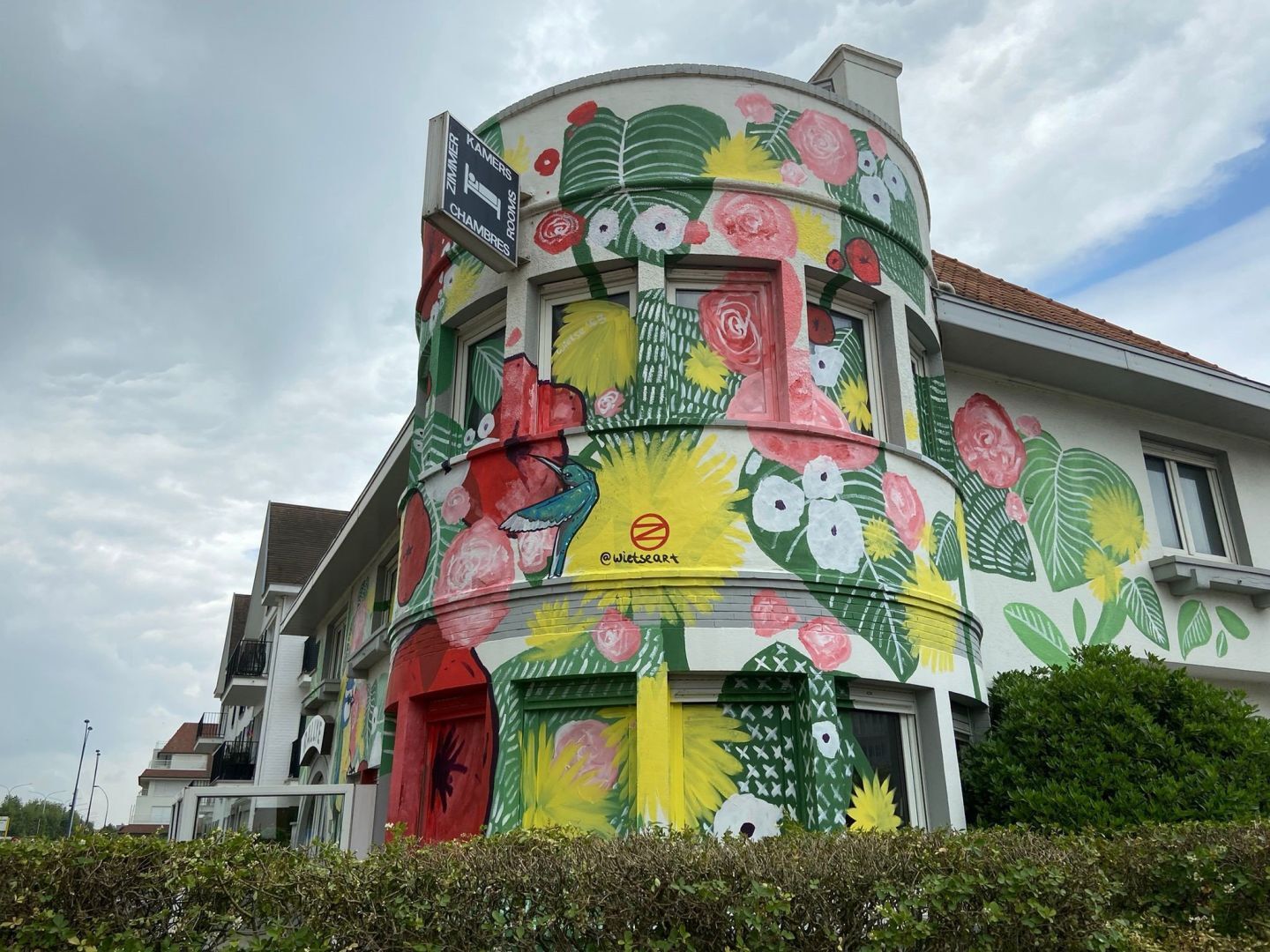 Kunstenaar Wietse schildert enorme mural op voormalig hotel voor het gesloopt wordt